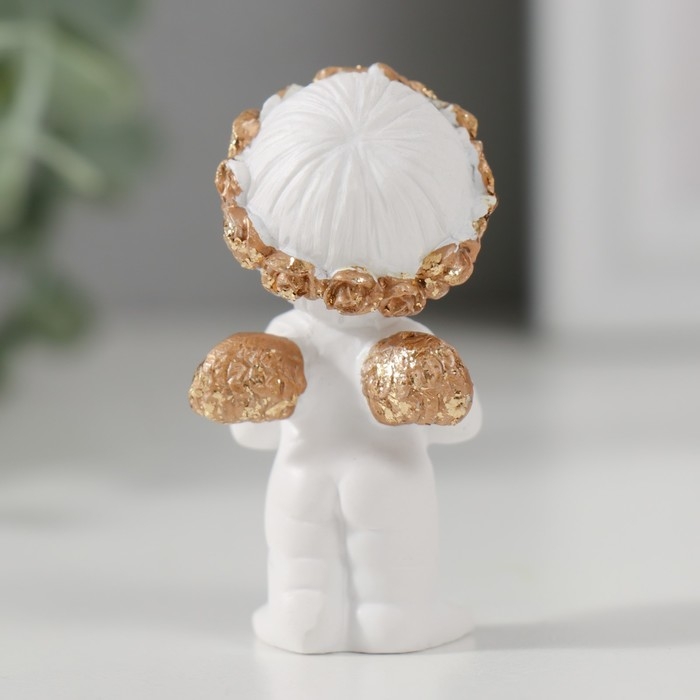 Сувенир полистоун "Ангелочек в венке с сердечком" белый с золотом 5,2х2,5х2,7 см