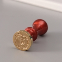 Печать для сургуча с пластиковой ручкой "Венок с буквой U" 2,5х2,5х6,3 см Печать для сургуча с пластиковой ручкой "Венок с буквой U" 2,5х2,5х6,3 см