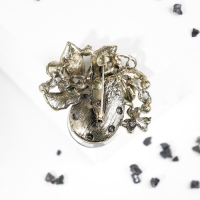 Брошь &laquo;Цветок&raquo; венок славы, цвет изумрудный в чернёном золоте