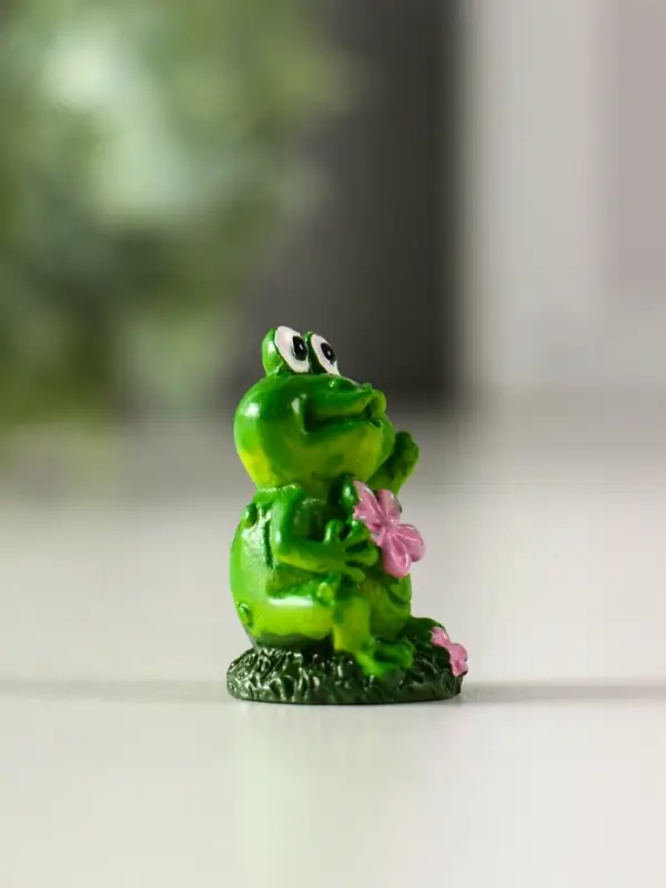 Сувенир полистоун "Лягушонок на полянке" МИКС 2х1,8х3,5 см