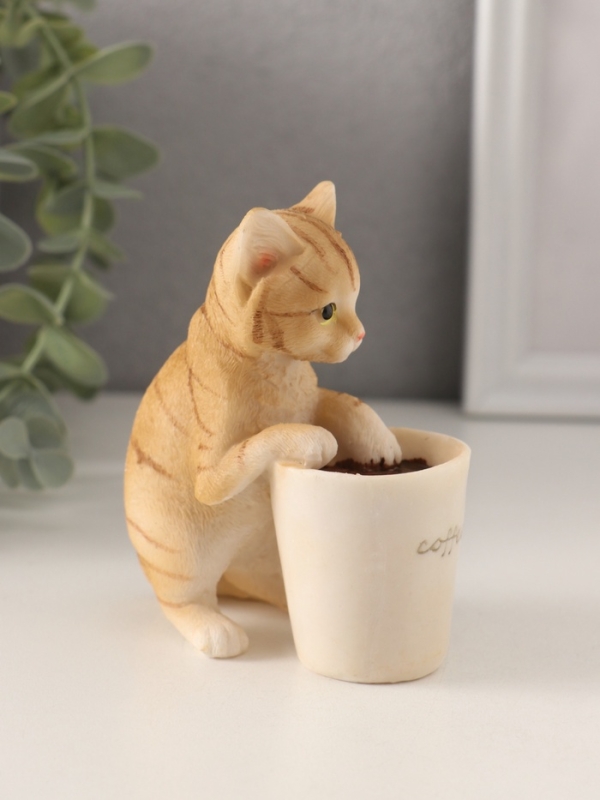 Сувенир полистоун "Рыжий котёнок с чашкой кофе" 8,5х5,5х10 см
