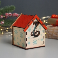 Новогодний чайный домик "Змея.С Новым годом" 10,5х9,5х12 см Новогодний чайный домик "Змея.С Новым годом" 10,5х9,5х12 см