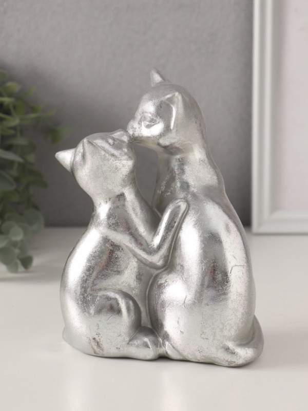 Сувенир полистоун "Кот с кошкой. Поцелуй" серебро 12х7,5х16 см