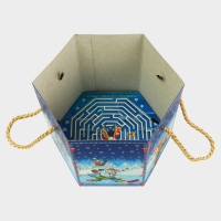 Новый год. Подарочная коробка новогодняя Шестигранник малый "Зимние забавы" с веревочными ручками, 210x210x185 мм. Новый год. Подарочная коробка новогодняя Шестигранник малый "Зимние забавы" с веревочными ручками, 210x210x185 мм.