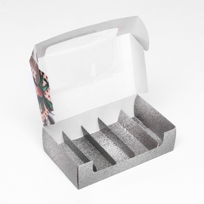 Новый год. Кондитерская упаковка под 5 эклеров Новый год. Кондитерская упаковка под 5 эклеров "Новогодние подарки", 25,2 х 15 х 6,6 см