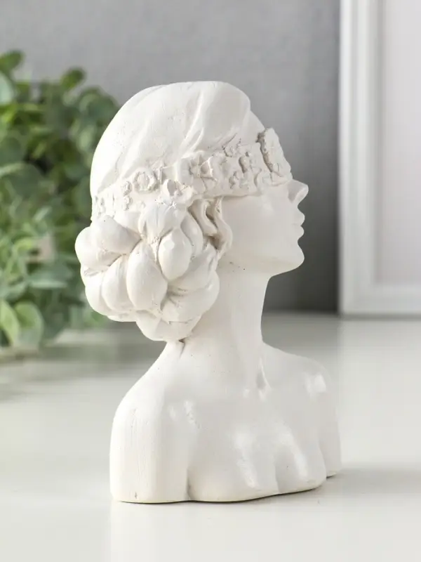 Статуэтка интерьерная "Девушка с повязкой на глазах", 14,3х9,5х7 см