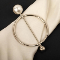 Пряжка для платка &laquo;Бусина&raquo;, цвет белый в серебре