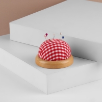 Игольница &laquo;Круг&raquo;, на деревянной подложке, d = 7 см, цвет красный/белый