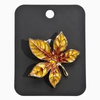 Брошь "Лист Клёна" прозрачная эмаль, цвет жёлто-коричневый в золоте