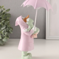 Сувенир полистоун "Утка с утёнком в дождевиках под зонтом" сиренево-зелёный 8х6,5х14,5/19 см   10583