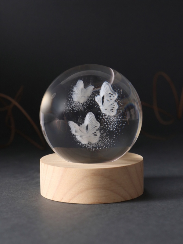 Сувенир стекло подсветка "Шар. Бабочки" d=6 см подставка дерево, USB