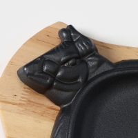 Сковорода чугунная &laquo;Корова&raquo;, 30&times;18 см, на деревянной подставке МИКС