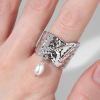 Кольцо &laquo;Мятые линии&raquo; с бусиной, цвет белый в серебре, безразмерное