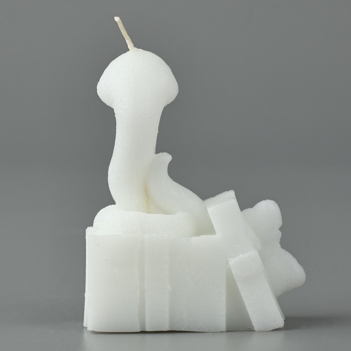 Новый год 2025! Свеча интерьерная &laquo;Новогодняя коллекция: Змейка с подарком&raquo;, белая 77 х 61 х 35