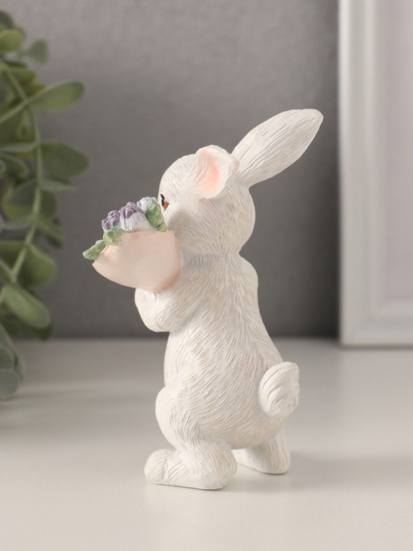 Сувенир полистоун "Белый кролик с букетом тюльпанов" 7х6х11,5 см
