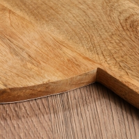 Доска разделочная круглая "Крабы" дерево манго 36х28 см