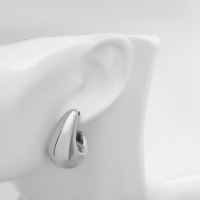 Серьги пластик &laquo;Капля&raquo; изогнутая, цвет серебро