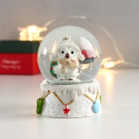 Сувенир полистоун водяной шар "Филин в шапке, с венком" d=6,5 см 8х6,5х6,5 см