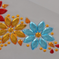 Наклейка пластик стразы на лицо "Три цветка" яркие цвета 14,5х16 см Наклейка пластик стразы на лицо "Три цветка" яркие цвета 14,5х16 см