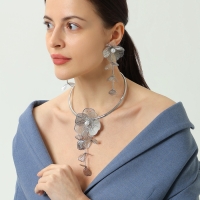 Набор 2 предмета: серьги, колье &laquo;Цветок&raquo; бусина и стразик, белый в серебре, d=14 см