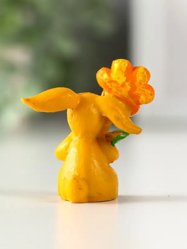 Сувенир полистоун "Заяц с яркой ромашкой" МИКС 2,5х3,8х4,4 см