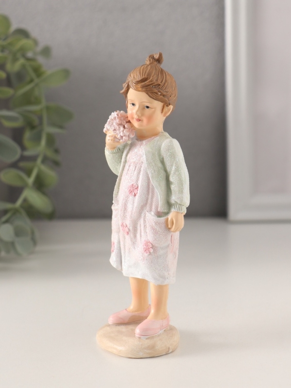 Сувенир полистоун "Малышка в розовом платье и зелёной кофточке, с букетиком" 5х4х12,5 см
