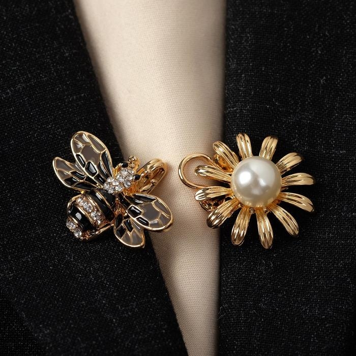 Зажим для кардигана «Пчела», цвет чёрно-белый в золоте Зажим для кардигана «Пчела», цвет чёрно-белый в золоте