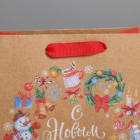 Пакет подарочный новогодний крафтовый вертикальный &laquo;Венок&raquo;, MS 18 х 23 х 10 см, Новый год