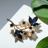 Брошь &laquo;Жемчужные цветы&raquo; со стеклянными листами, цвет бело-синий в золоте