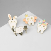 Набор значков (4 шт.) «Зубы», цветной в золоте Набор значков (4 шт.) «Зубы», цветной в золоте