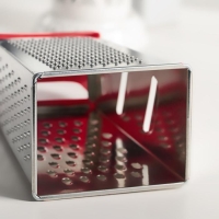 Тёрка &laquo;Универсал&raquo;, 4 грани,с крышкой-дозатором и с пластмассовой ручкой 11&times;8,5&times;22 см, цвет МИКС