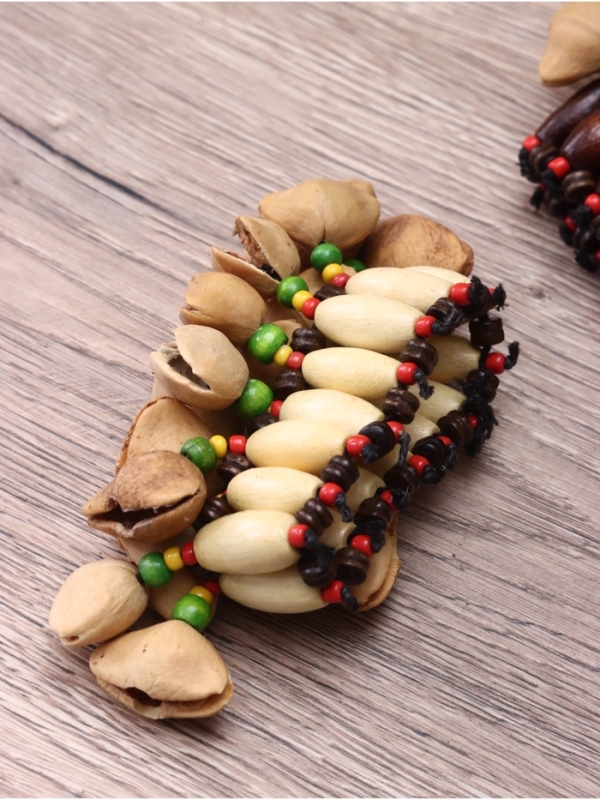 Сувенирный музыкальный инструмент Сувенирный музыкальный инструмент "Шейкер-браслет Чакча" орехи кемири, 5х5х4 см МИКС