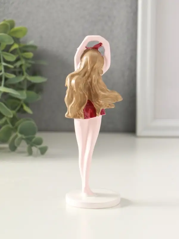 Сувенир полистоун "Девочка в розовых шортках" 5х5х15 см