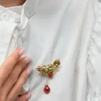 Брошь "Малина" с божьей коровкой, зелёно-красная в золоте