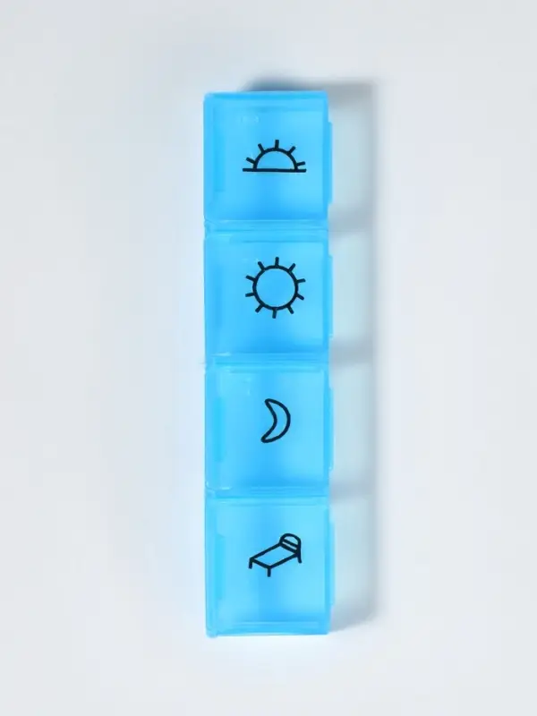 Таблетница, 9.7&times;2.3&times;1.7 см, 4 секции, синяя