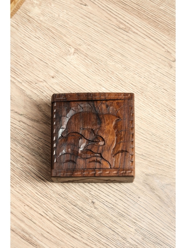 Шкатулка резная "Дельфин" дерево соно, 10х10х5 см