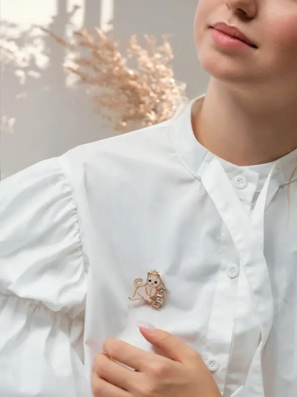 Брошь "Кошечка" в короне, бело-розовая в золоте