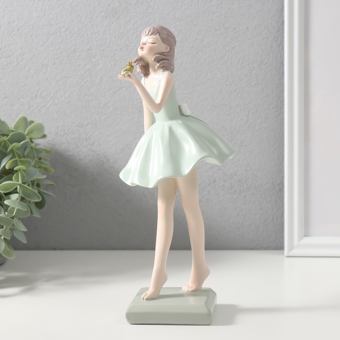 Сувенир полистоун "Влюблённая в принца-лягушку девушка" 11х10х24 см