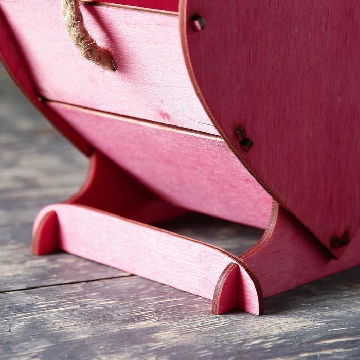 Кашпо деревянное 17.7×10.5×15 см уникальное Кашпо деревянное 17.7×10.5×15 см уникальное "Сердце на двоих", ручка верёвка, бордовый
