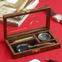 Сувенирный набор в шкатулке "Капитан" (лупа, компас, подзорная труба) 17х10,5х3,2 см Сувенирный набор в шкатулке "Капитан" (лупа, компас, подзорная труба) 17х10,5х3,2 см