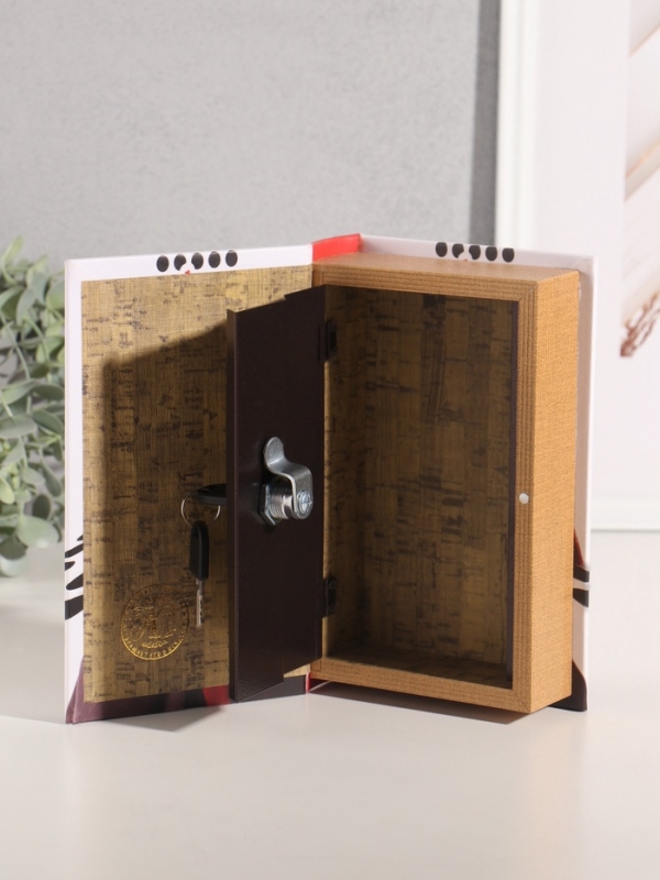 Сейф-книга дерево кожзам "Девушка с каре. Мода" 21х13х5 см