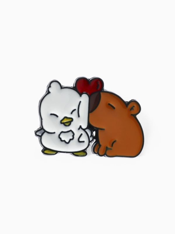 Значок &laquo;Капибара&raquo; с утёнком, оранжево-белый в чёрном металле