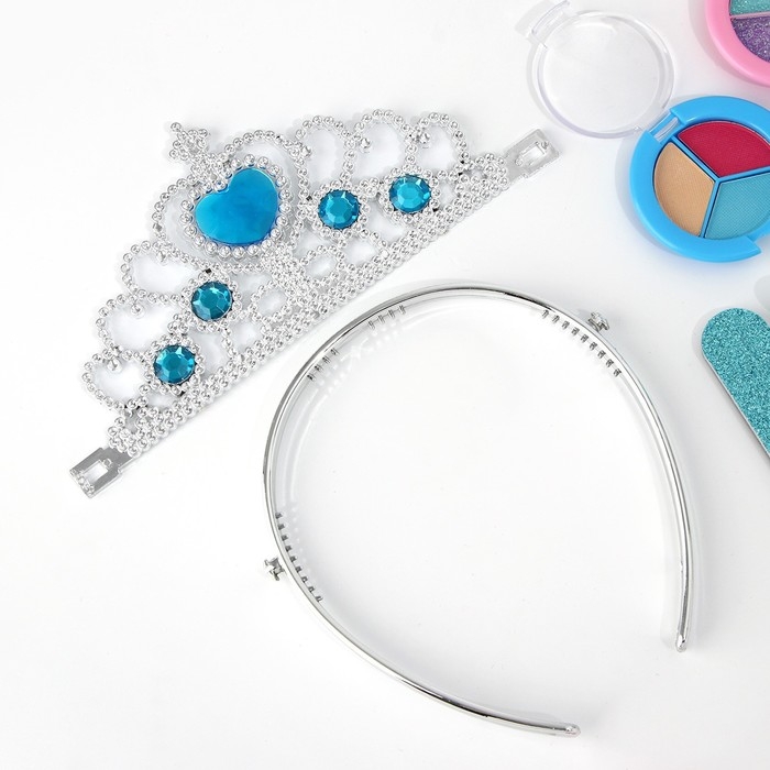 Набор детской косметики в чемодане «Сказка», тени, блески для губ, глиттер, лаки для ногтей, наклейки, пилочка, кисти, косметичка, корона Набор детской косметики в чемодане «Сказка», тени, блески для губ, глиттер, лаки для ногтей, наклейки, пилочка, кисти, косметичка, корона