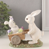 Сувенир полистоун "Кролик везет крольчонка в тележке с незабудками" 13,5х6,5х12 см Сувенир полистоун "Кролик везет крольчонка в тележке с незабудками" 13,5х6,5х12 см