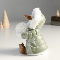 Сувенир полистоун свет "Гусь в шубке с капюшоном со снежком" 10х10х14 см Сувенир полистоун свет "Гусь в шубке с капюшоном со снежком" 10х10х14 см
