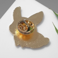 Значок &laquo;Кролик&raquo; с цветами, цвет бело-розовый в золоте