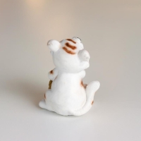 Сувенир полистоун "Тигрёнок с золотым рублём/подковой" МИКС 6,8х4,7х5,5 см