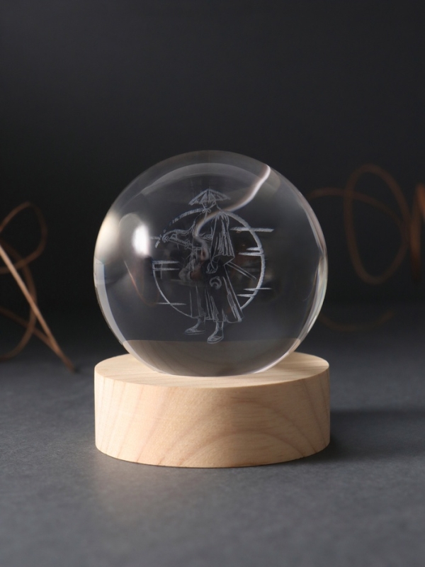 Сувенир стекло подсветка "Шар. Самурай" d=6 см подставка дерево, USB