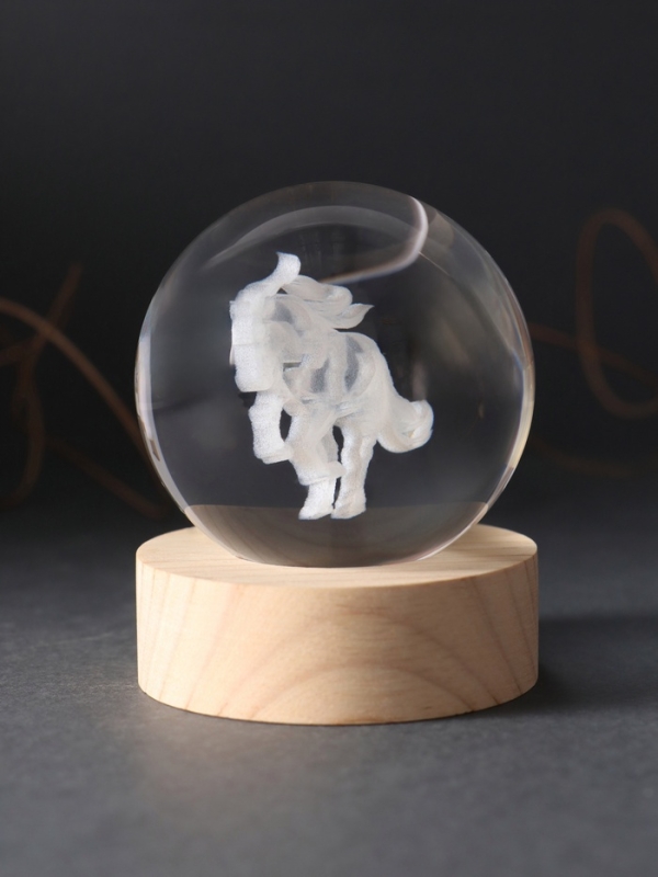 Сувенир стекло подсветка "Шар. Конь" d=6 см подставка дерево, USB