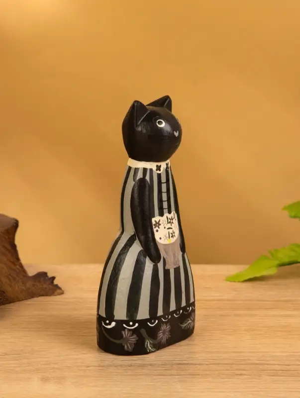 Сувенир дерево "Чёрная кошка в зелёном платье" 6х4х13 см